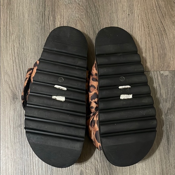 Chic Brown and Black Sandals with Leopard Print - Picture 2 of 2